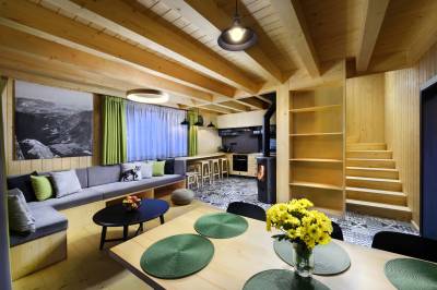 Zelená vydra - obývačka prepojená s kuchyňou s jedálenským sedením, Chaty TRI VYDRY, Podbrezová