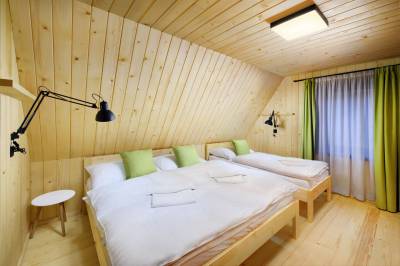 Zelená vydra - spálňa s manželskou a 1-lôžkovou posteľou, Chaty TRI VYDRY, Podbrezová