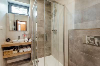 Apartmán Babky - kúpeľňa so sprchovacím kútom, BudinSKI Apartmány &amp; Wellness, Pavčina Lehota