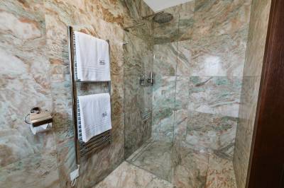 Dvojlôžková izba Štandard - kúpeľňa so sprchovacím kútom, Penzión Marko, Turany
