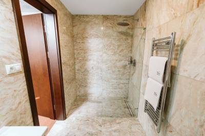 Izba VIP - kúpeľňa so sprchovacím kútom, Penzión Marko, Turany