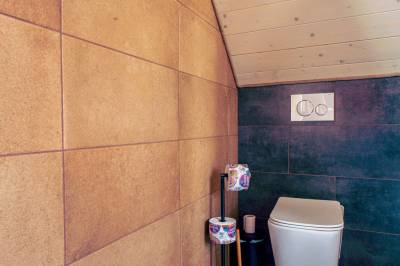 Kúpeľňa so sprchovacím kútom a toaletou, Villa LaDaLuci, Stará Lesná