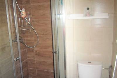 Kúpeľňa so sprchovacím kútom a toaletou, Chata Holiarka, Holiare