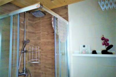 Kúpeľňa so sprchovacím kútom, Chata Holiarka, Holiare