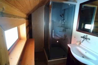 Kúpeľňa so sprchovacím kútom, Drevenica u doktorky, Korňa