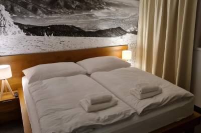 Apartmán s jednou spálňou (Dvojlôžková izba) - spálňa s manželskou posteľou, Snowland Apartments, Valča