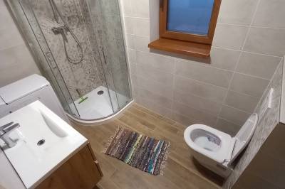 Kúpeľňa so sprchovacím kútom, práčkou a toaletou, Chata relax, Pribylina