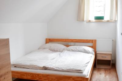 Drevenica - spálňa s manželskou posteľou, Chaty Fagus, Látky