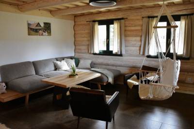 Drevenica - obývačka s gaučom a závesným kreslom, Chaty Fagus, Látky