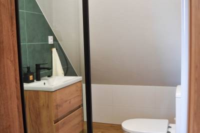 Drevenica - kúpeľňa so sprchovacím kútom a toaletou, Chaty Fagus, Látky