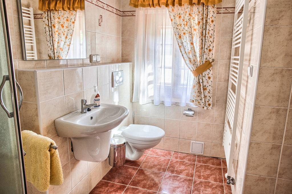 Kúpeľňa s toaletou, Drevenica Hybe, Hybe