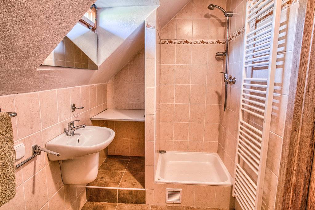 Kúpeľňa s toaletou, Drevenica Hybe, Hybe