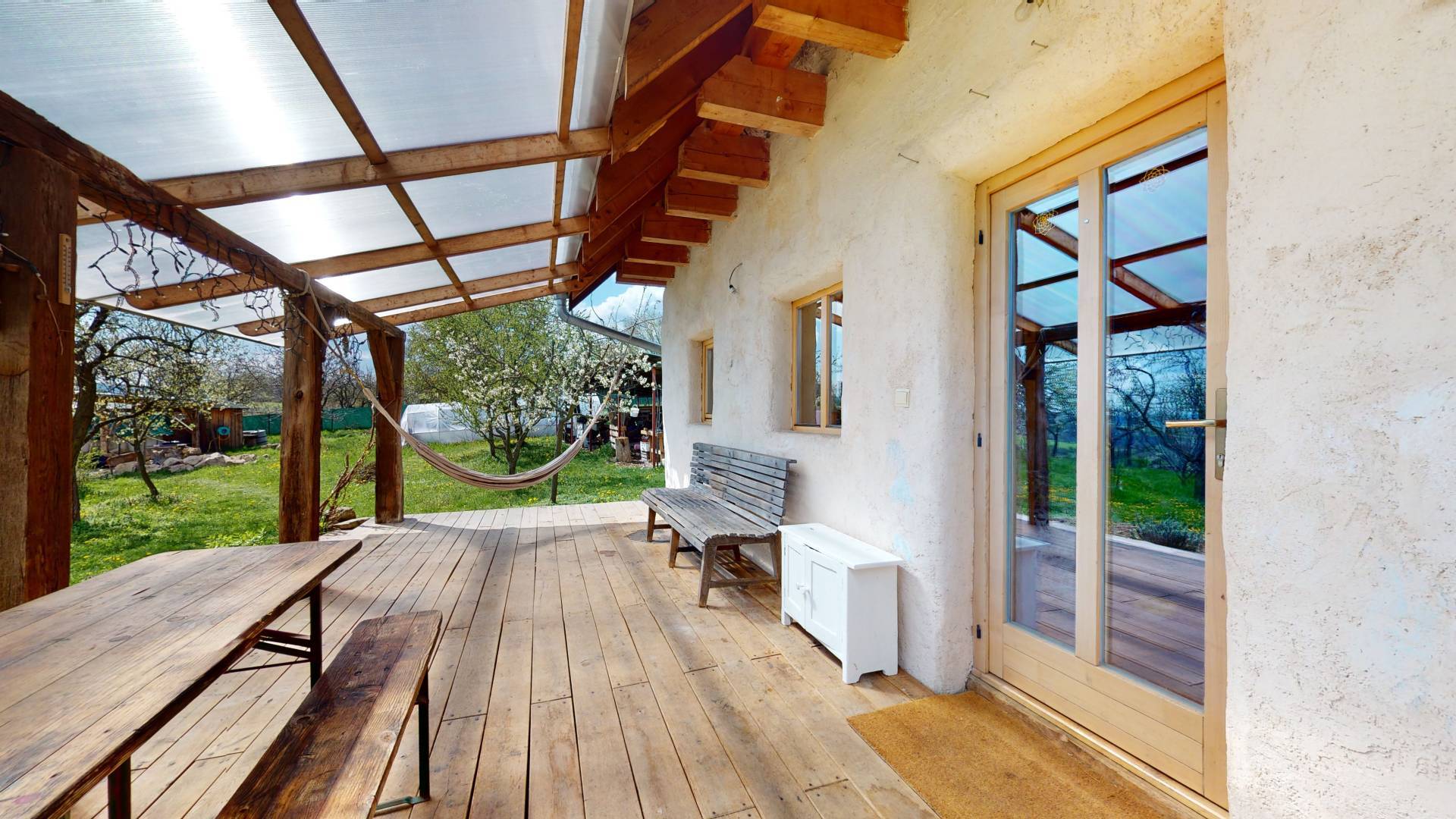 Terasa, Slamený dom, Krupina