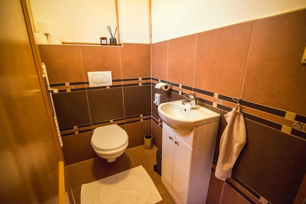 Samostatná toaleta, Chata Korcháň, Raková