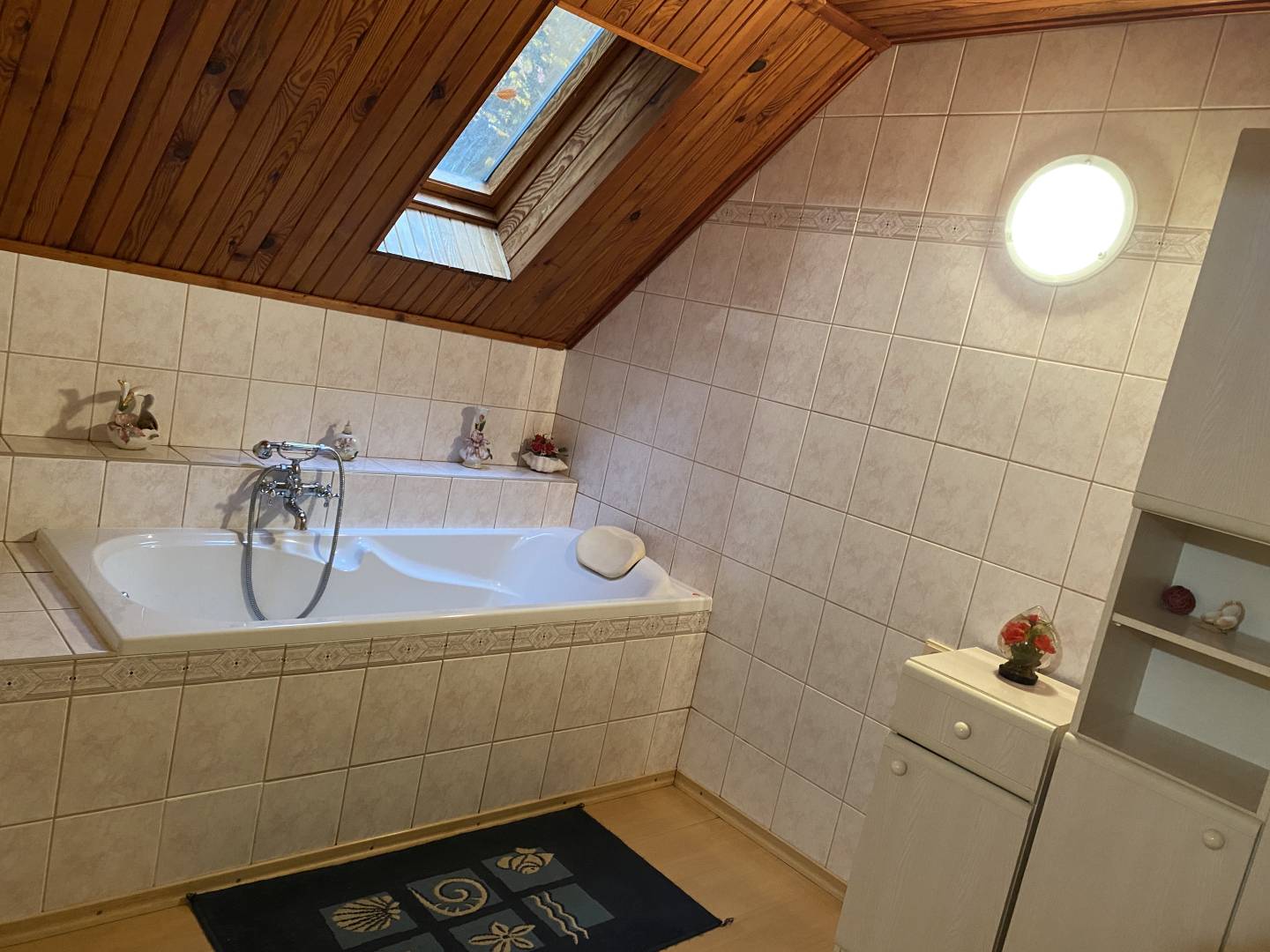 Kúpeľňa bez toalety, Chata pri lese, Veľké Pole