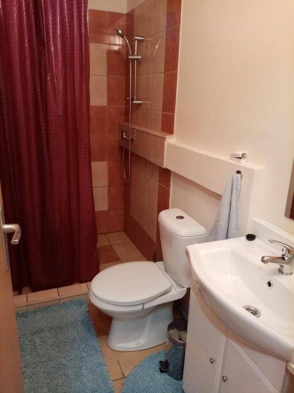 Kúpeľňa s toaletou, Domek, Reľov