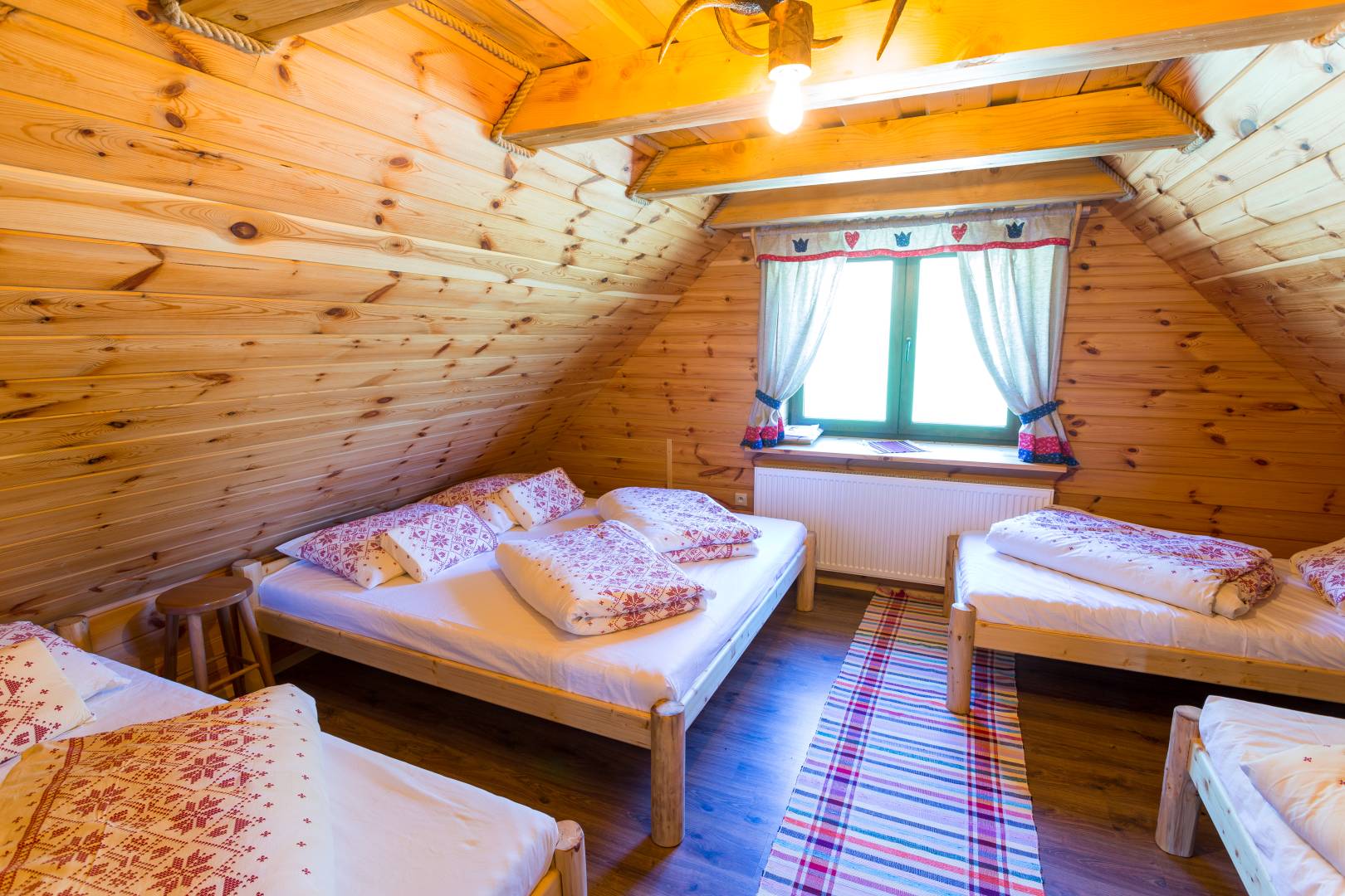 Spálňa, Chata Jaška, Hruštín