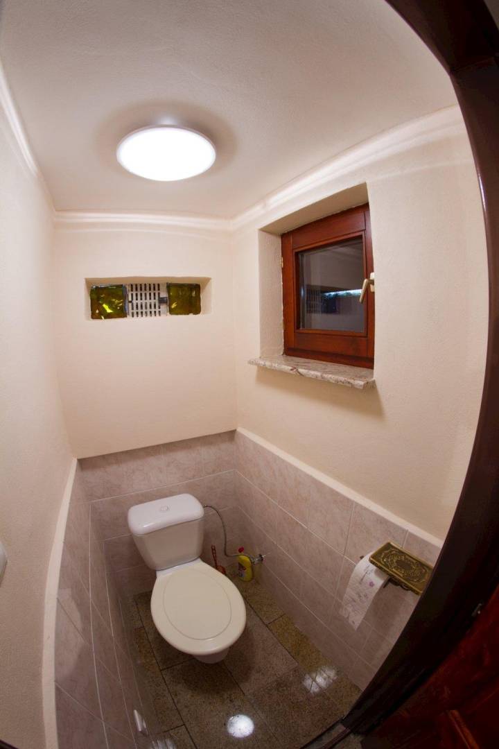 Samostatná toaleta, Chalupa Burg nad Banskou Štiavnicou, Štiavnické Bane