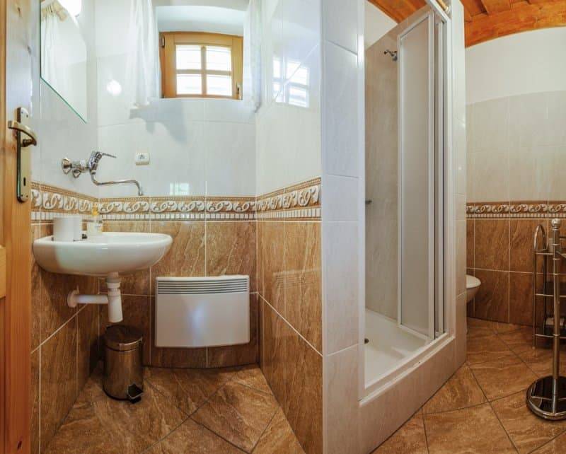 Kúpeľňa s toaletou, Chata č. 23 Čremošné pri Turčianskych Tepliciach, Čremošné