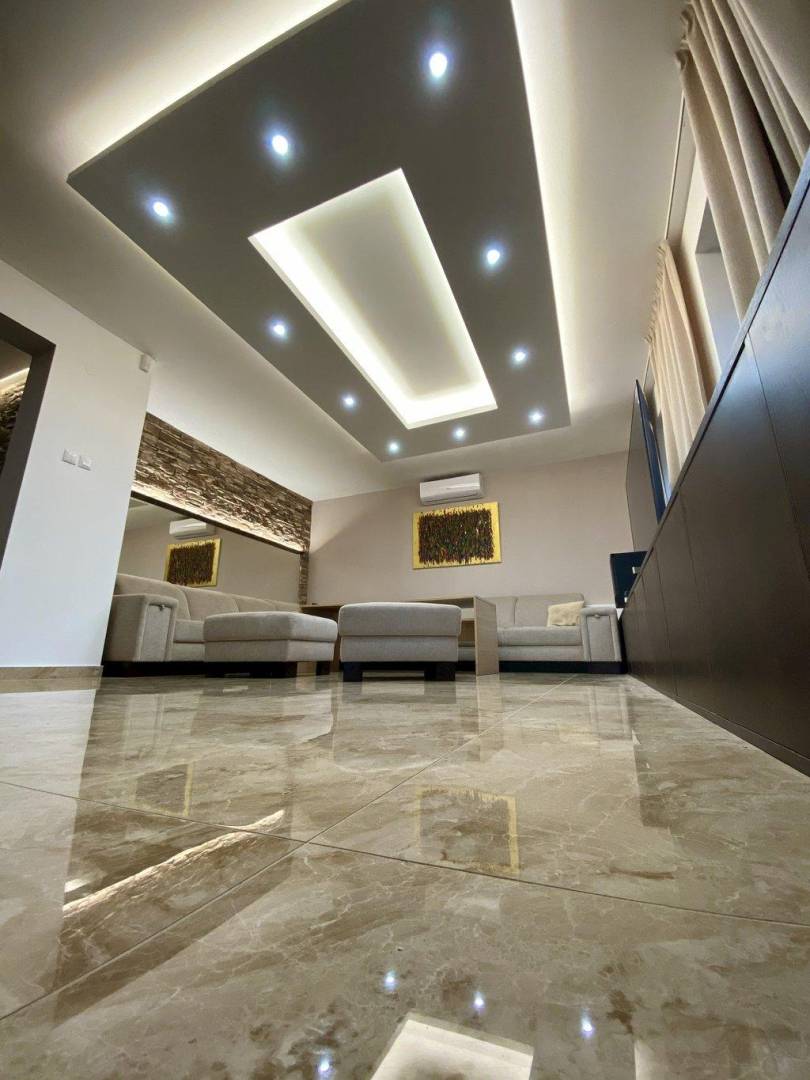 Obývačka, Dom v stráni, Poniky