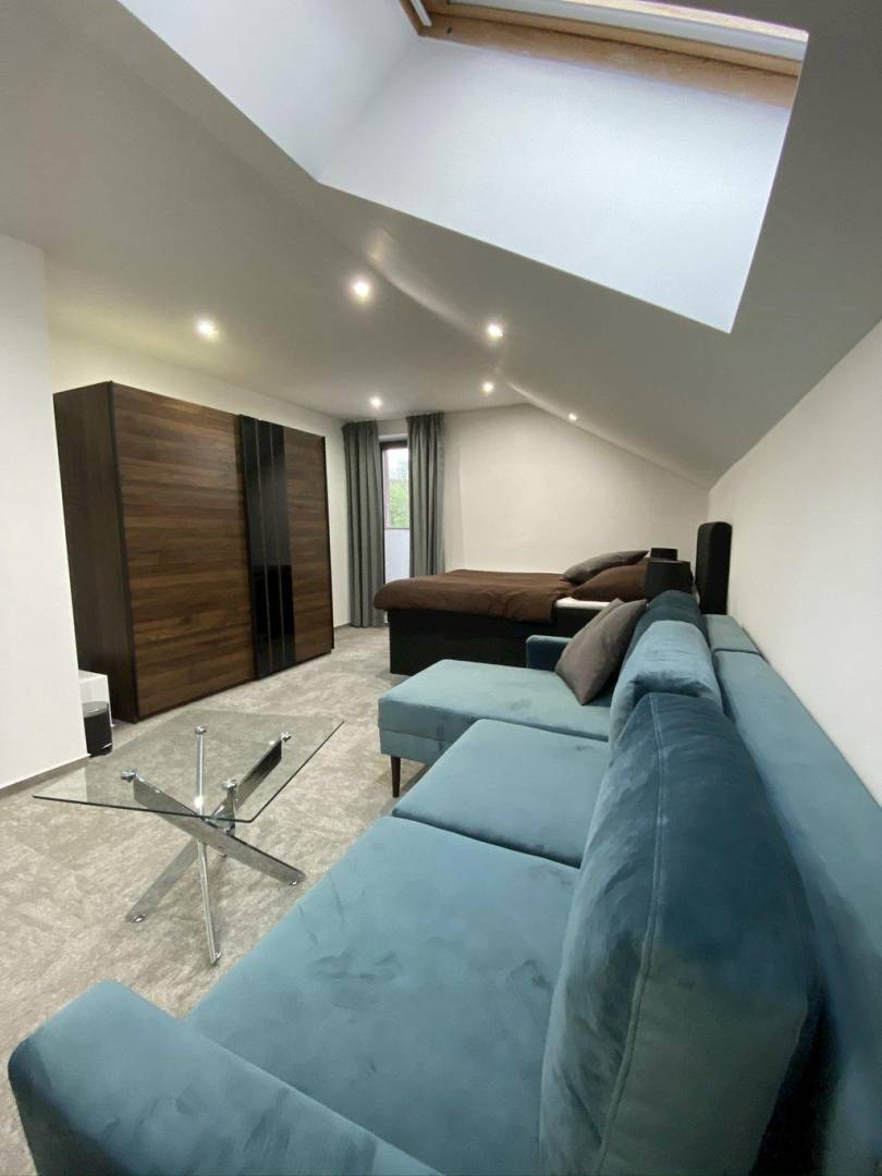 Obývačka, Dom v stráni, Poniky