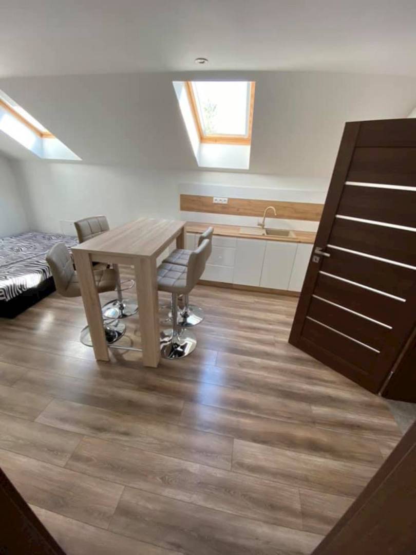 Kuchyňa, Dom v stráni, Poniky