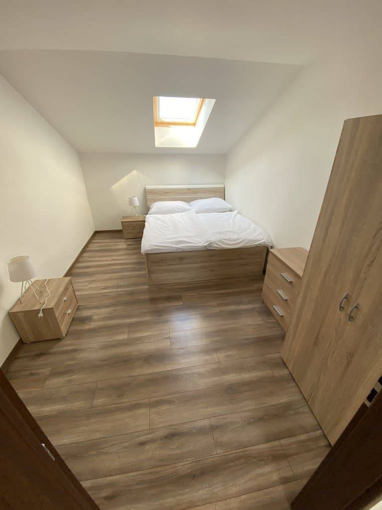 Spálňa, Dom v stráni, Poniky