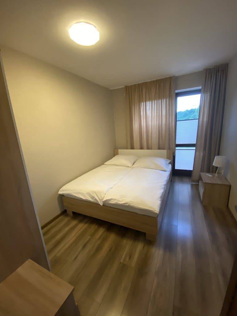 Spálňa, Dom v stráni, Poniky