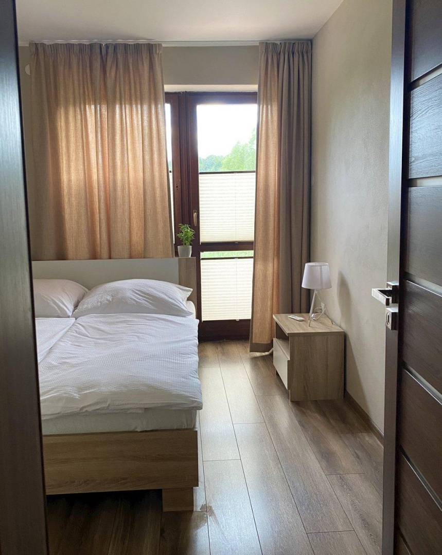 Spálňa, Dom v stráni, Poniky