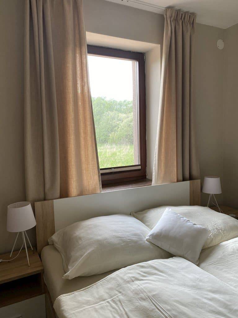 Spálňa, Dom v stráni, Poniky