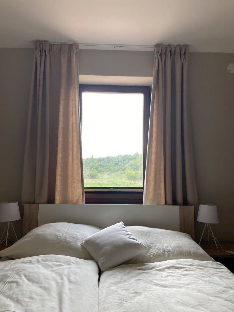 Spálňa, Dom v stráni, Poniky