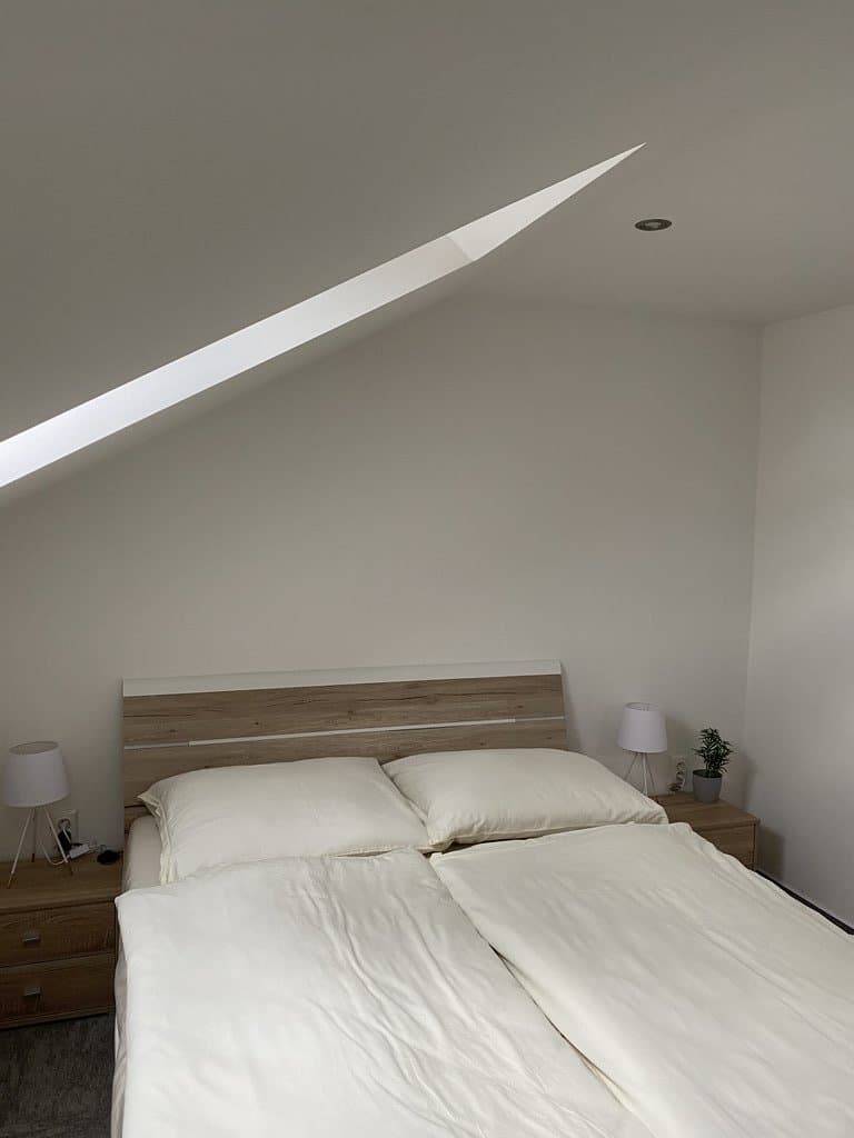 Spálňa, Dom v stráni, Poniky