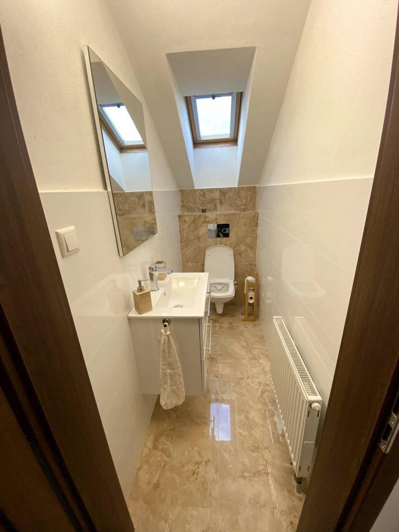 Samostatná toaleta, Dom v stráni, Poniky