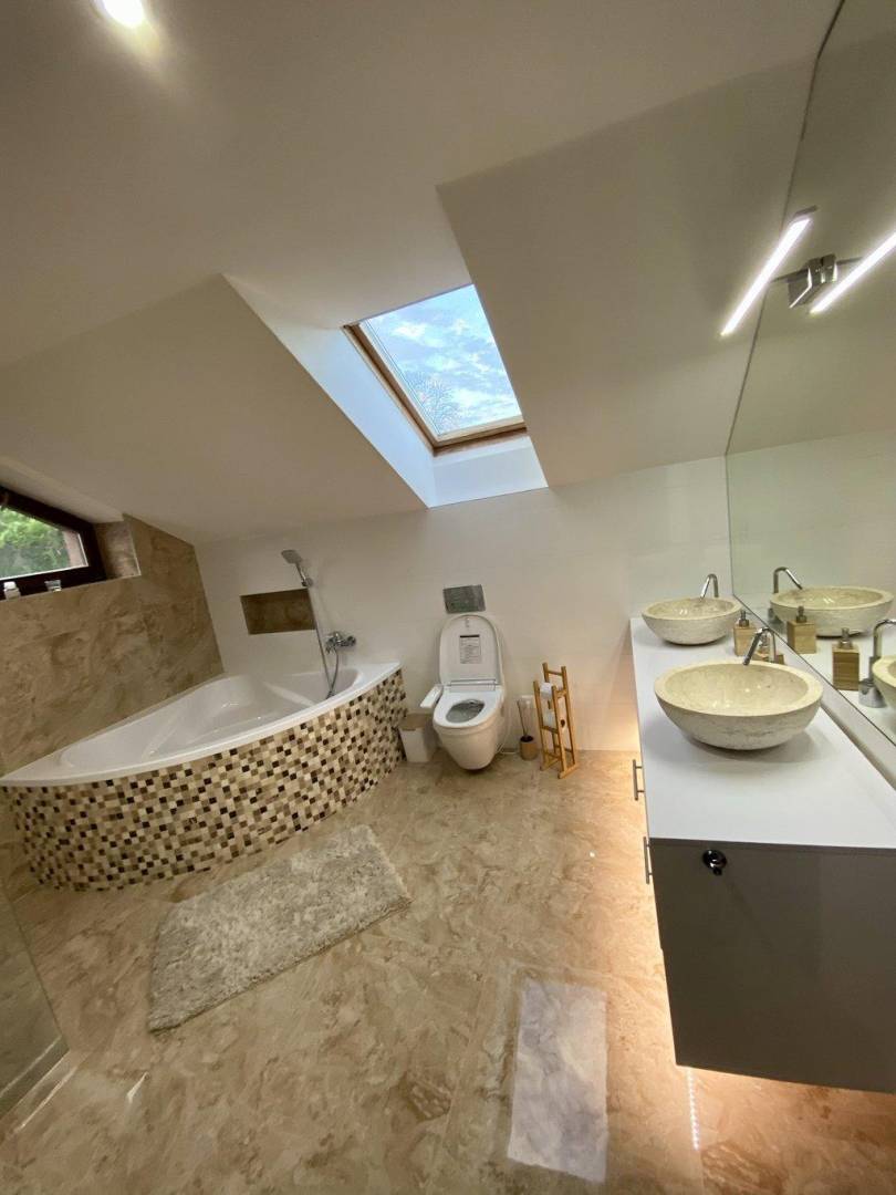 Kúpeľňa s toaletou, Dom v stráni, Poniky