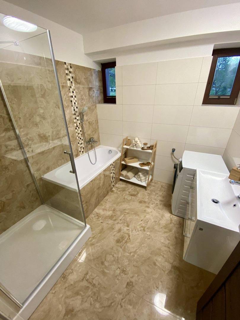 Kúpeľňa bez toalety, Dom v stráni, Poniky