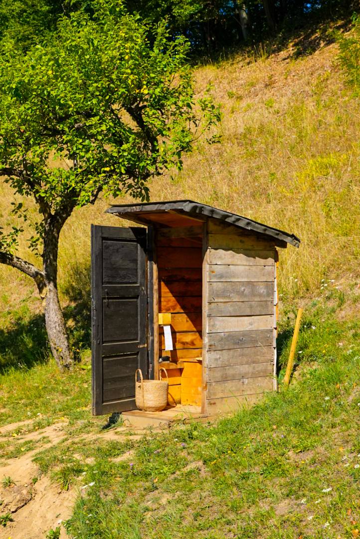 Samostatná toaleta, Na samote u Lesa, Revúca