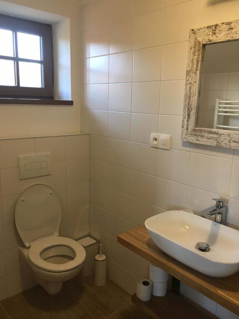 Kúpeľňa s toaletou, Chalupa pod lesom, Hodruša - Hámre