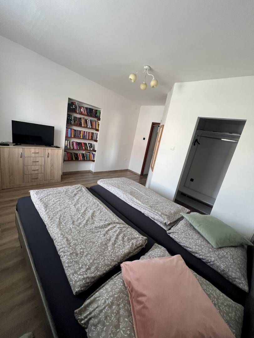 Spálňa, Priestranný dom s kúpacou kaďou, Levice