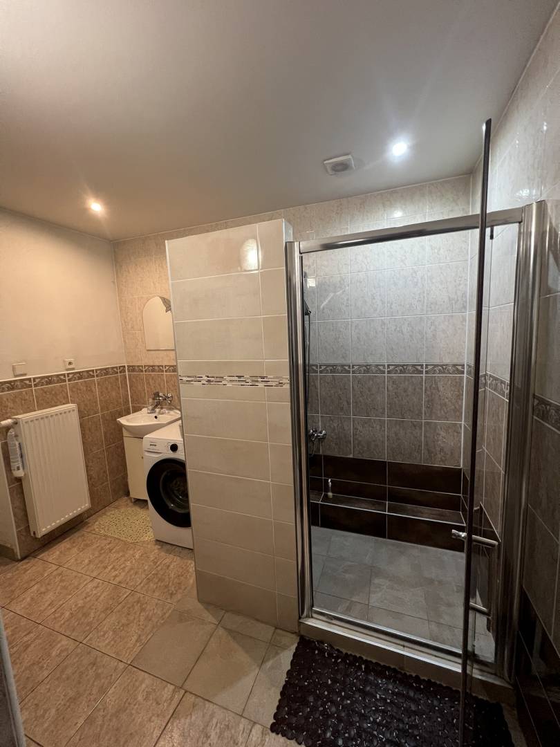 Kúpeľňa s toaletou, Priestranný dom s kúpacou kaďou, Levice