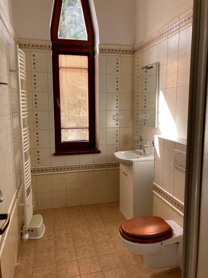 Samostatná toaleta, Historická vila Dom hostí, Podbrezová