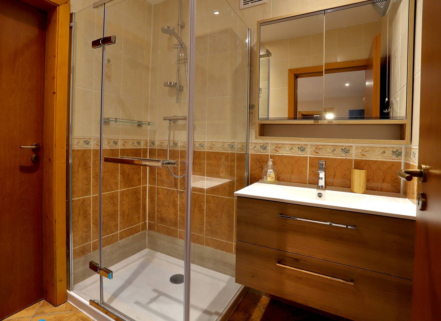 Samostatná toaleta, Bungalovy pri mlyne, Radava