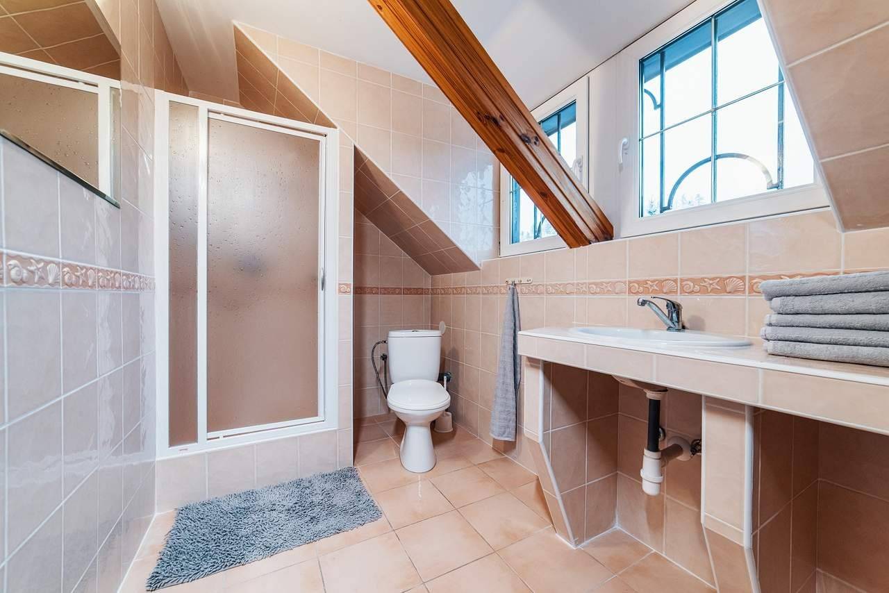 Kúpeľňa s toaletou, Veľká chata pod Chopkom, Horná Lehota