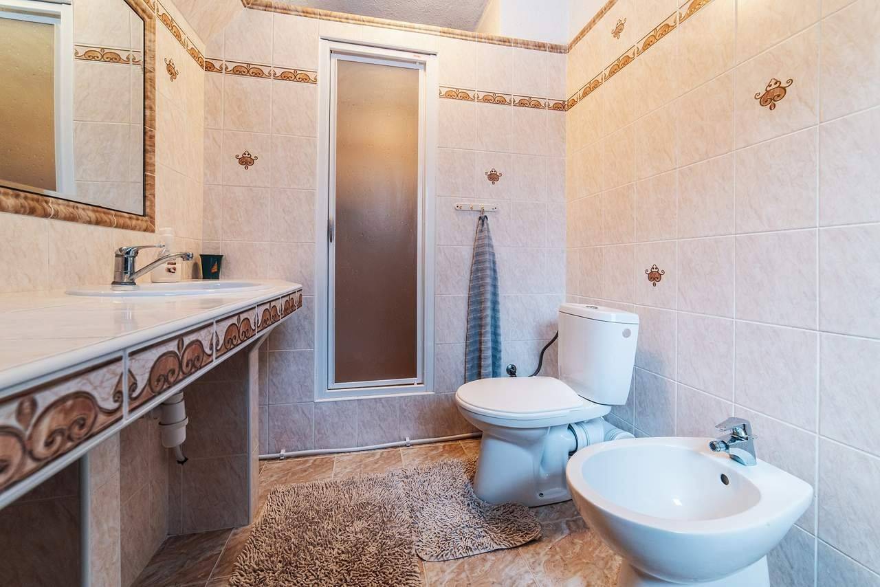 Kúpeľňa s toaletou, Veľká chata pod Chopkom, Horná Lehota