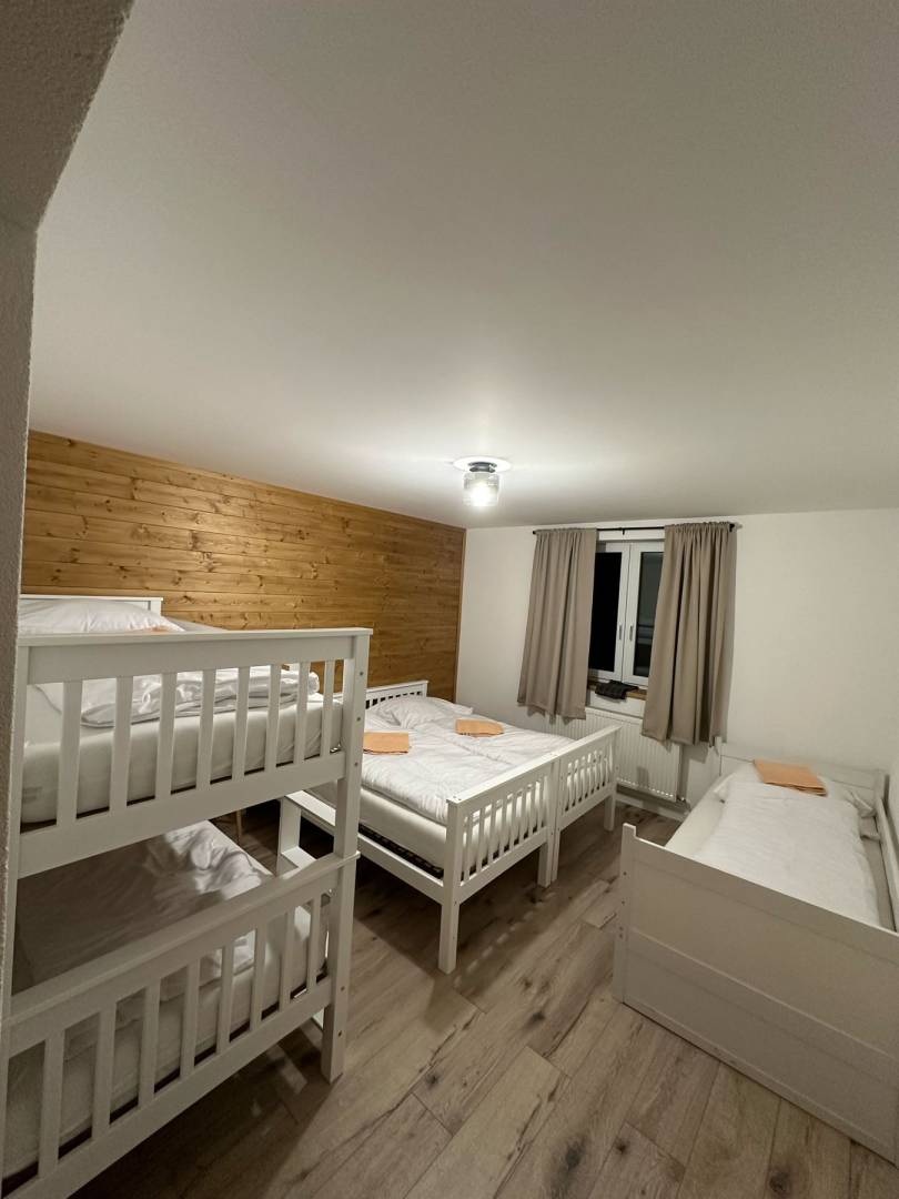 Spálňa, Chalupa pod lesom s kúpacou kaďou****, Dlhá nad Kysucou