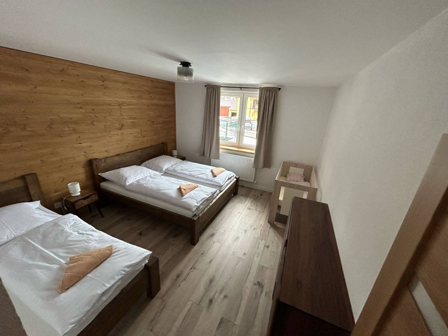 Spálňa, Chalupa pod lesom s kúpacou kaďou****, Dlhá nad Kysucou