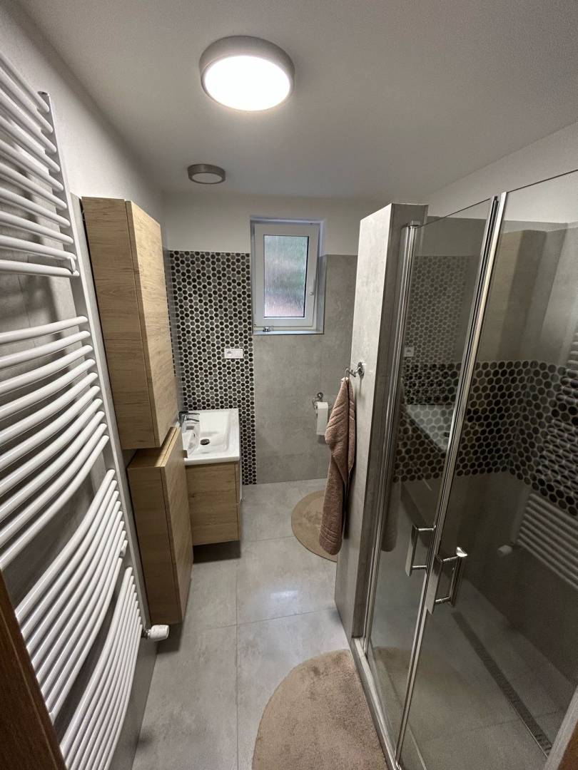 Kúpeľňa s toaletou, Chalupa pod lesom s kúpacou kaďou****, Dlhá nad Kysucou