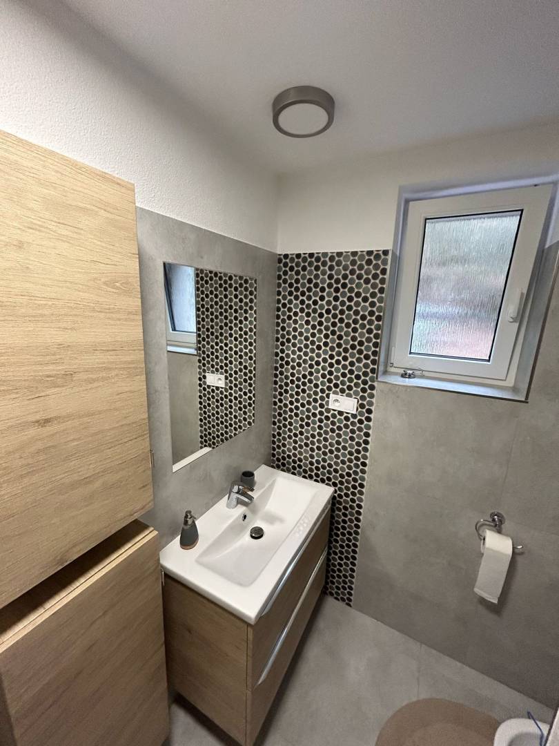 Kúpeľňa s toaletou, Chalupa pod lesom s kúpacou kaďou****, Dlhá nad Kysucou