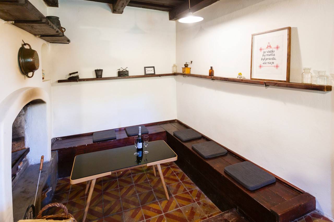 Obývačka, Romantická chalúpka na polosamote, Plavecký Peter