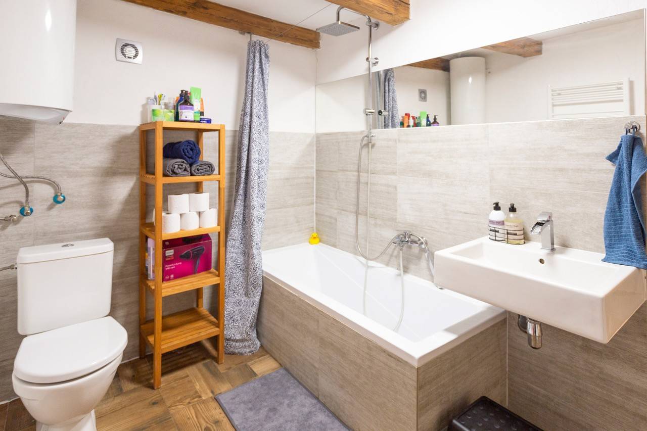 Kúpeľňa s toaletou, Romantická chalúpka na polosamote, Plavecký Peter