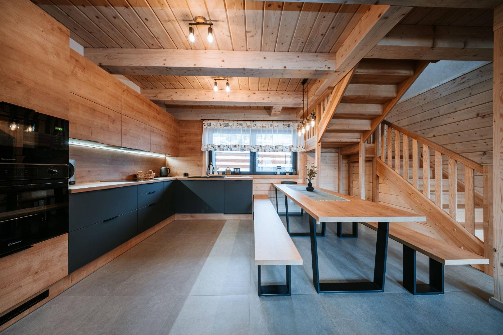 Kuchyňa, Zrub Azarka, Beňuš